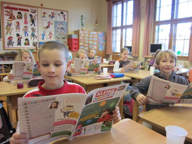 Schüler der 2.Klasse beim Lesefrühstück der KINDERZEITUNG.JPG