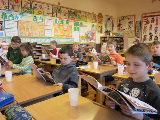 Schüler der 2.Klasse beim Lesefrühstück der KINDERZEITUNG (1).JPG